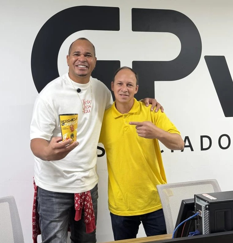 Aloísio Chulapa, de camiseta branca, e Tiago Alvarez, de camisa amarela, em frente ao logo da GPV Associados
